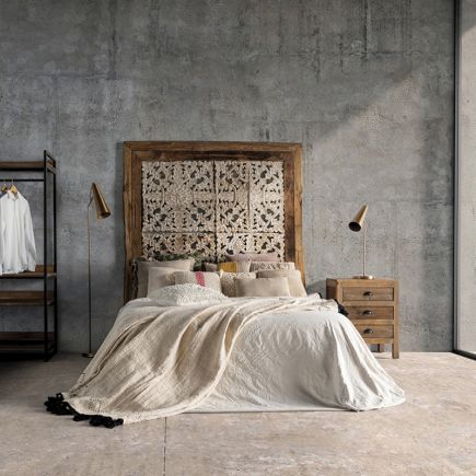 Dormitorio iluminado con la Lámpara Moderna Dorada de Pie Francios
