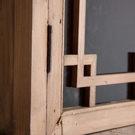 Vitrina Colonial 8 Puertas Adison detalle esquina inferior de la madera y cristal de la puerta