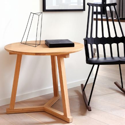 Foto en Ambiente Mesa Auxiliar de Madera Tripod roble