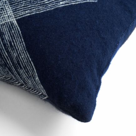 Cojín Navy Linear Diamonds detalle color
