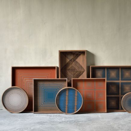 Foto en Ambiente multiples Bandeja de Vidrio Walnut Linear Squares