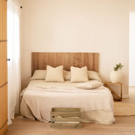 Foto en Ambiente en Dormitorio Mesa Auxiliar Roble Oscuro ‘Tyler’
