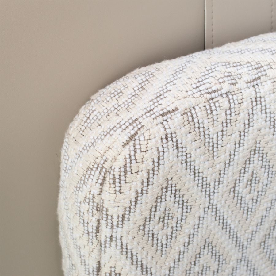 Saná' Headboard and Upholstered Base
