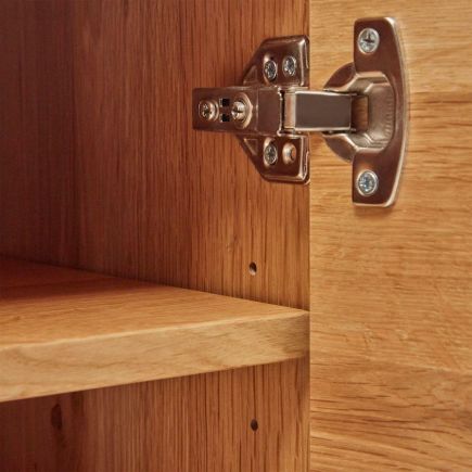 Imagen de Detalle  Bisagra Aparador Tres Puertas Roble Alguema