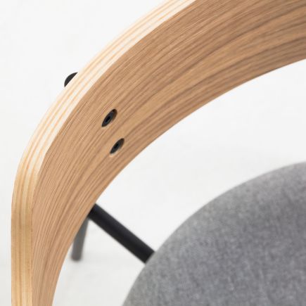 Imagen de Detalle Silla de Comedor Apilable ‘Olympia’ Madera Cerca