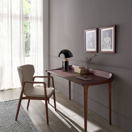 Escritorio, alfombra y Silla con Reposabrazos Bassan