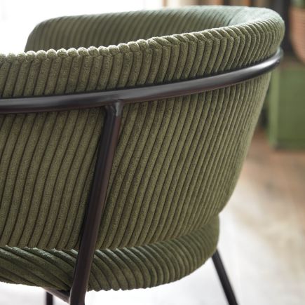 Foto en Ambiente Cerca Silla de Comedor Pana ‘Runnie’ Verde