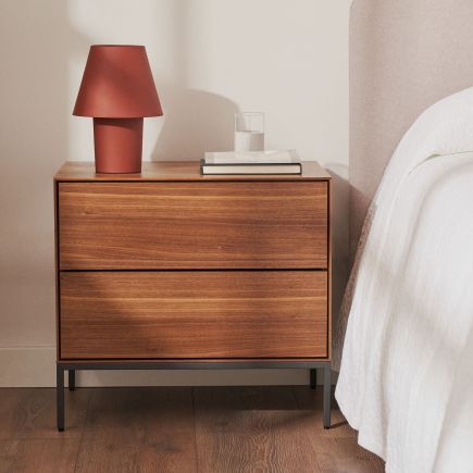 Foto en Ambiente Mesita de Noche Madera ‘Vedrana’ Nogal