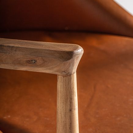 Imagen de Detalle Reposabrazos Sillón Madera y Piel Roland