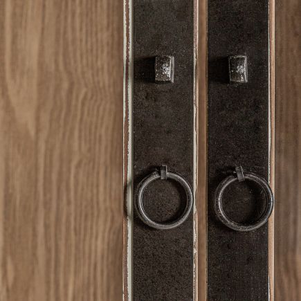 Imagen de Detalle Tiradores Vitrina Madera Bastien