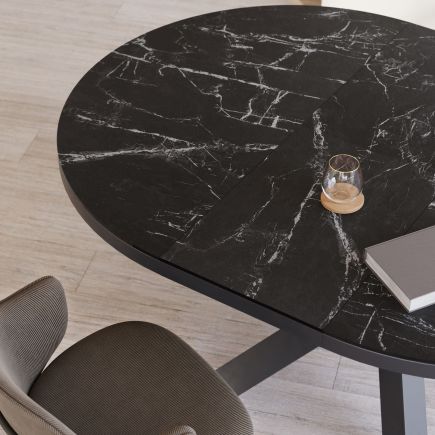 Foto en Ambiente Mesa Extensible Porcelánico ‘Yodalia’ Negro Comedor