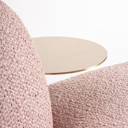 Imagen de Detalle Mesa Dorada Sofá 3 Plazas Rosado Berthet