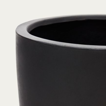 Imagen de Detalle Cerca Macetero Cemento Negro ‘Aiguablava’ Ø54 x 57 (alto) cm.