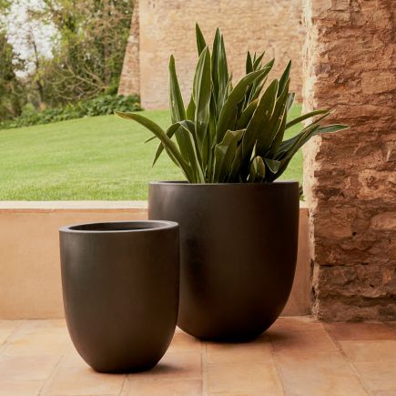Foto en Ambiente Macetero Cemento Negro ‘Aiguablava’ Ø54 x 57 (alto) cm.