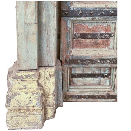 Imagen de Detalle Pie de Piedra Puerta Antigua Teca Barak