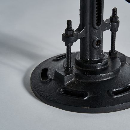 Detalle Taburete Madera y Metal Fritsch