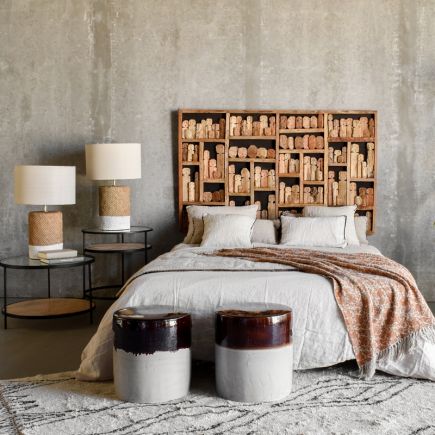 Cama con cabecero que es el Panel Decorativo de Fósiles en Madera Peron