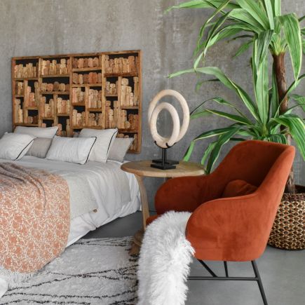 Sillón, cama, mesita de noche y el Panel Decorativo de Fósiles en Madera Peron
