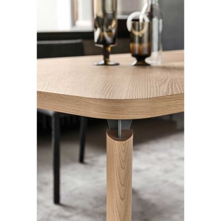 Imagen de Detalle Pata Mesa de Comedor Madera ‘Fyra’