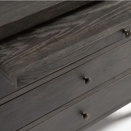 Imagen de Detalle Cómoda Roble Grisáceo 4 Cajones ‘Aguiar’