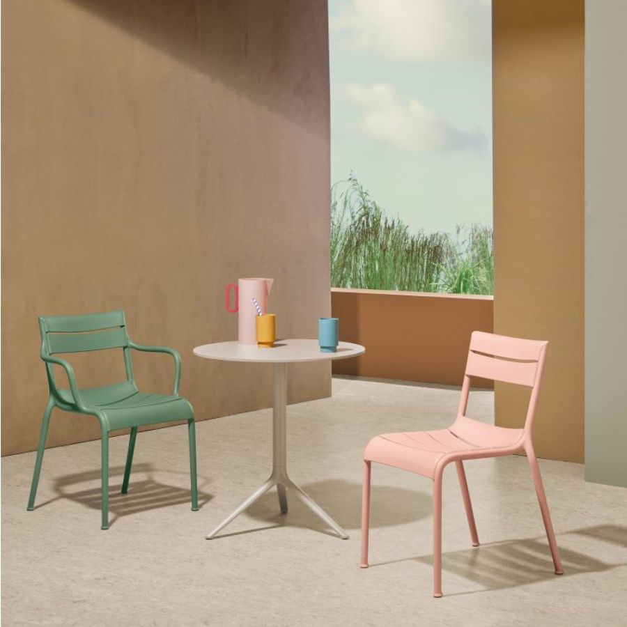 Elliot' Round Outdoor Table with 3 Legs