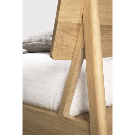 Detalle Cama en Roble Air