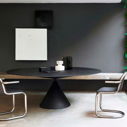 Foto en Ambiente Mesa Comedor Redonda Cementada Negro ‘Clay’