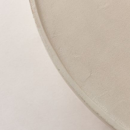 Imagen de Detalle Cerca Sobre Mesa de Centro Baja Microcemento ‘Auge’