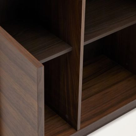 Imagen de Detalle Estante Vitrina de Nogal ‘Onix’