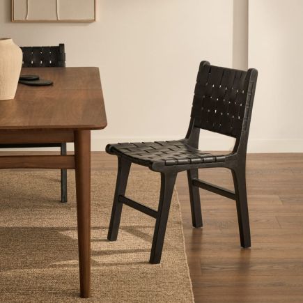 Foto en Ambiente Cerca Silla de Comedor Piel y Madera ‘Calixta’ Negro