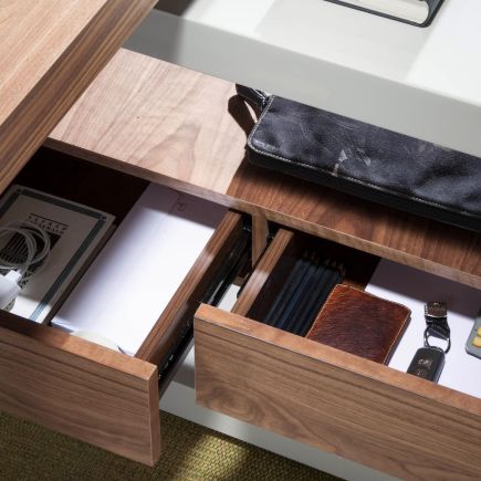 Imagen de Detalle Cajones Escritorio de Madera Nogal y Cristal ‘Hilaire’