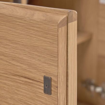 Imagen de Detalle Cerca Aparador 4 Puertas Chapa de Roble ‘Rasha’