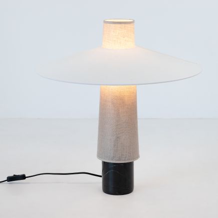 Imagen de Detalle Lámpara de Mesa Natural ‘Thesee’ Encendida