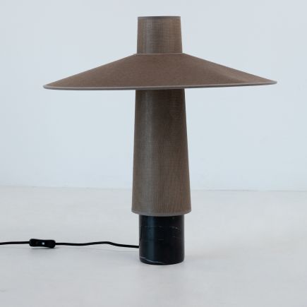 Vista Lateral Izquierda Lámpara de Mesa Tonka ‘Thesee’