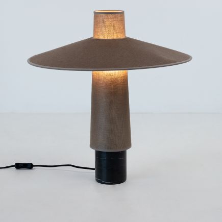 Vista Lateral Izquierda Lámpara de Mesa Tonka ‘Thesee’ Encendida