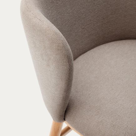Detalle de Tela Taburete Chenilla Marrón y Madera ‘Ciselia’