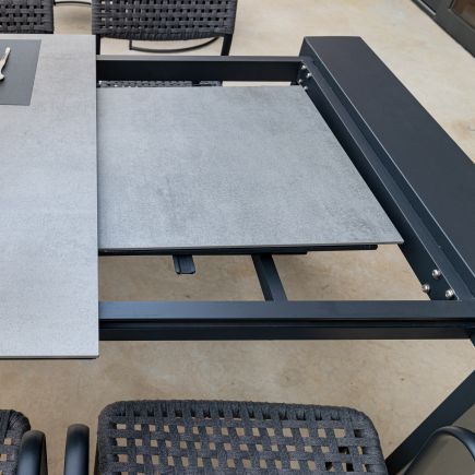 Imagen de Detalle Cerca Parte Extensible Mesa de Comedor Extensible de Exterior ‘Soja’