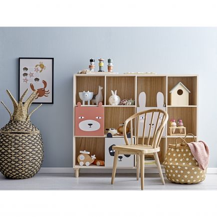 Estancia con juguetero de piña, cesto, silla y la Librería Infantil de Madera Gisli