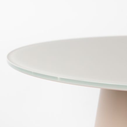 Imagen de Detalle Mesa de Centro Redonda ‘Bauduin’ Sobre Cerca