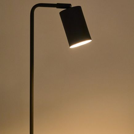 Lámpara Escritorio Manie Negra Encendida
