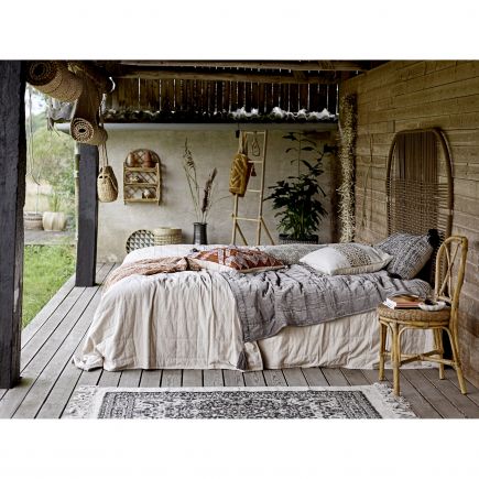 Cama de exterior con la Alfombra de Fibras Naturales Kjalla como estor