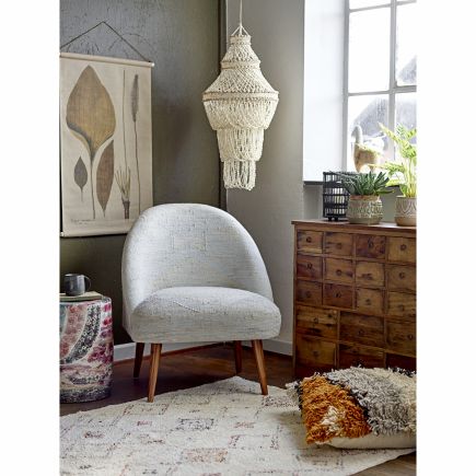 Rincón donde vemos una lámpara de techo y el Sillón de Kilim Gris Jarle