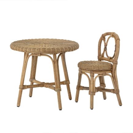 Mesa de fibras naturales y Silla Infantil de Ratán Baggi