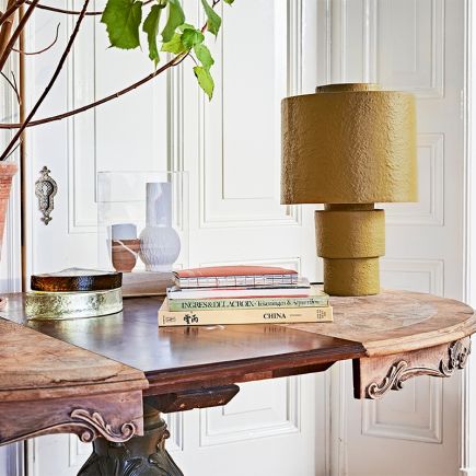 Foto en Ambiente Lámpara de Mesa de Gesso Mostaza Hasen