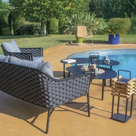 Lámpara Solar Led Aluminio Geranio sobre mesa auxiliar