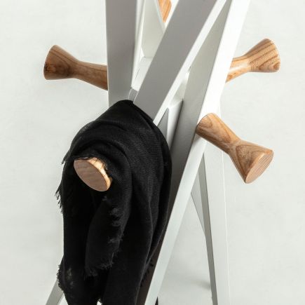 Imagen de Detalle Perchero Acero Blanco y Madera Chelsey