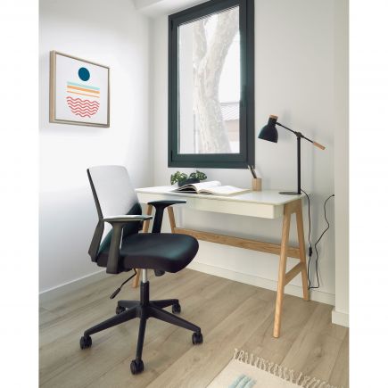 Foto en Ambiente Lámpara de Mesa Haya y Acero Negro Tescarle Negra