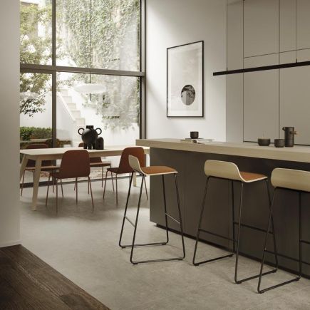 Foto en Ambiente Taburete Alto Madera con Respaldo Bisell