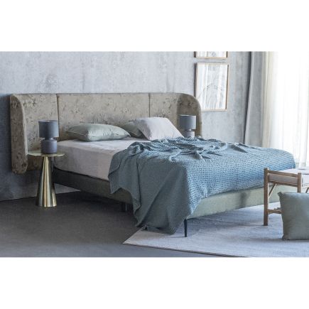 Dormitorio con Mesa Auxiliar Dorada Rhet