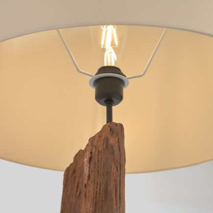 Lámpara de Pie Madera Reciclada Powell con luz encendida